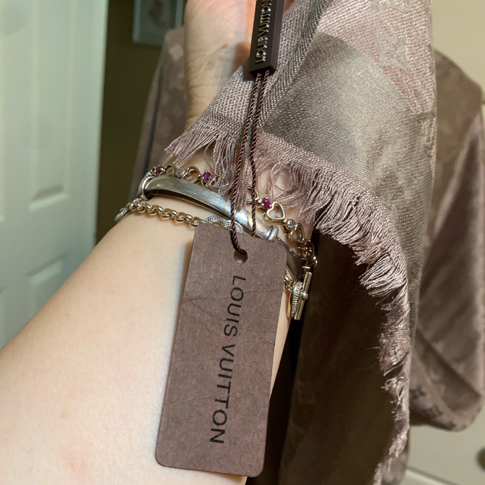 “Louis Vuitton” vintage Scarf 68"x27" new with tag - Picture 3 of 6